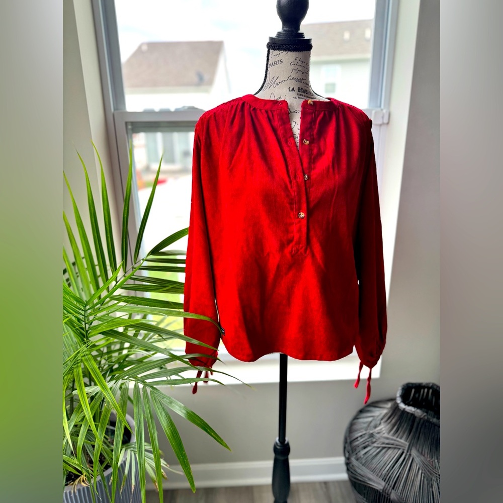 NWOT WOMENS TOP SIZE SMALL.